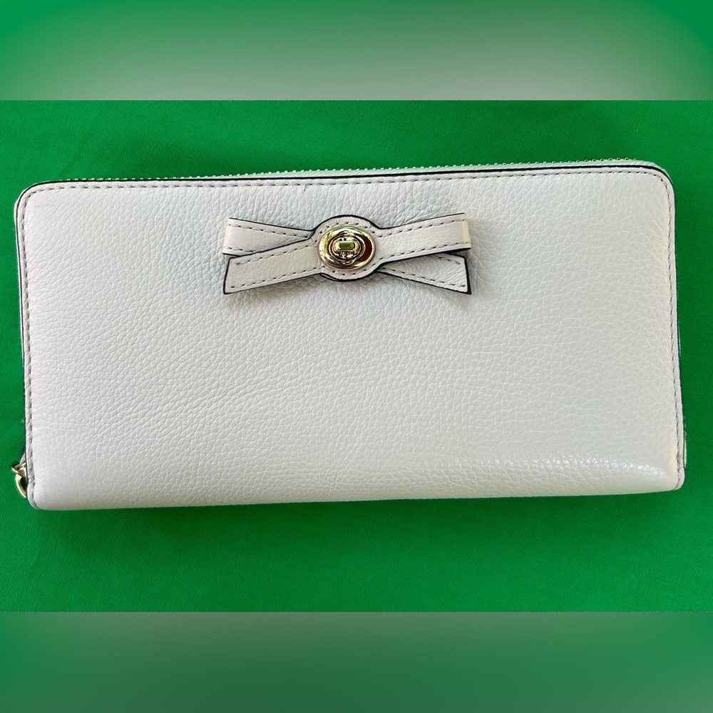 Coach Turnlock Bow Accordion Zip Wallet in Ivory Pebbled Leather
